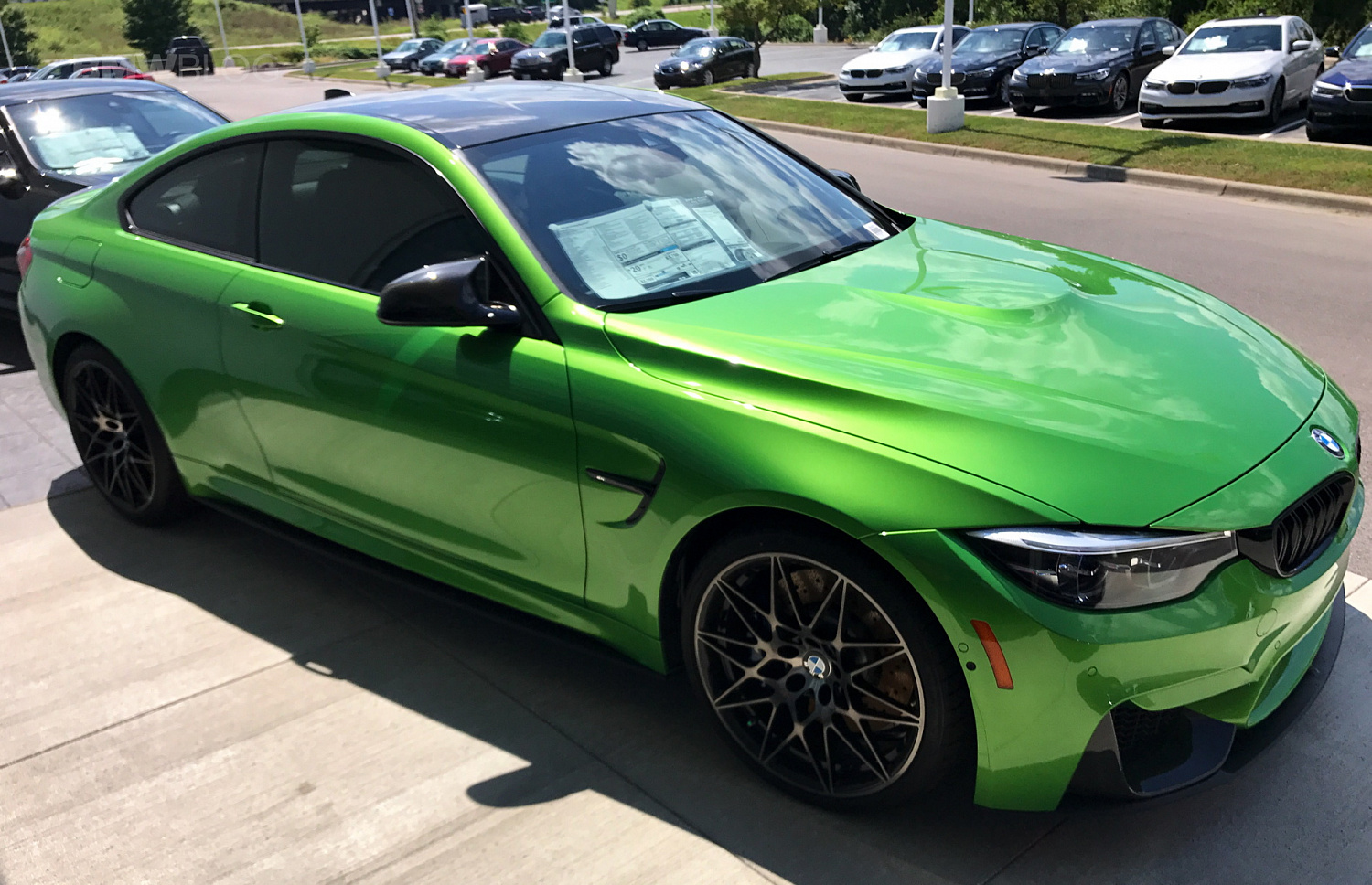 Виниловая автопленка  Gloss Metallic Sporty Green GM51 – Зеленый глянцевый металлик LA0630001